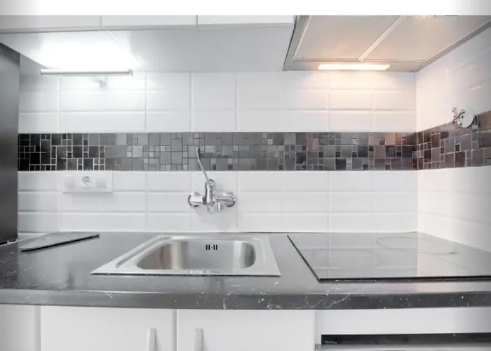 One Bedroom Flat In Fenals For 4 People شقة